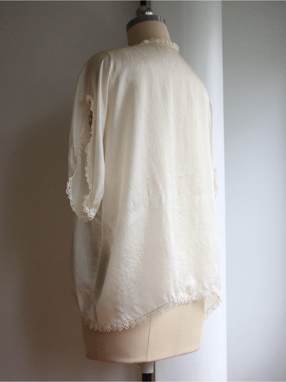 1920's Floral Embroidered Silk & Lace Lounge Blouse - Picture 8 of 10
